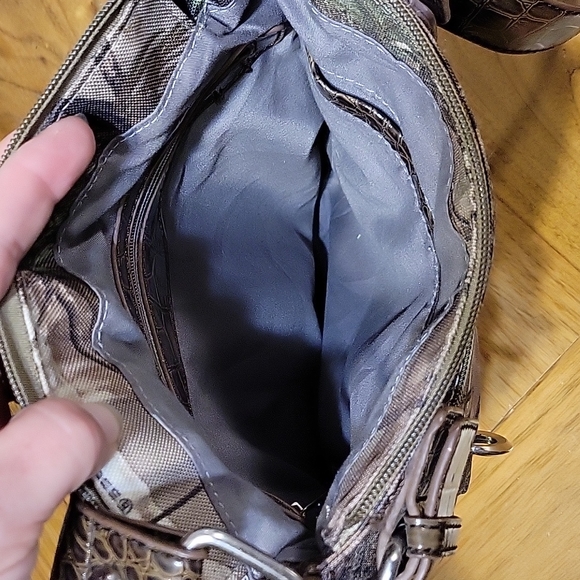 Realtree camo 9 pocket shoulder purse with adjustable strap - Picture 7 of 16